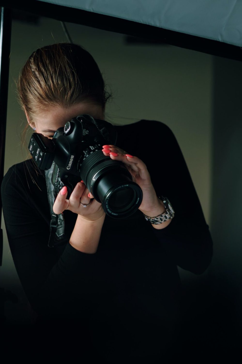Das Bild zeigt eine Fotografin beim Fotografieren